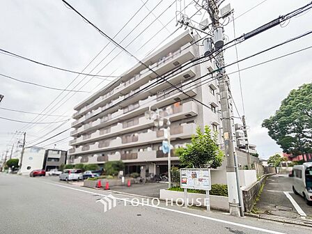 前面道路含む現地写真『快適』は「家」と「街」と「環境」が調和した時に訪れるだと改めて感じさせてくれます。