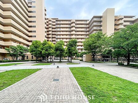 前面道路含む現地写真『快適』は「家」と「街」と「環境」が調和した時に訪れるだと改めて感じさせてくれます。