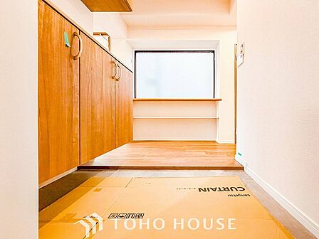 居住者の帰り、訪れる方を優しく迎えてくれる開放感のある玄関。