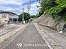 外観：前面道路含む現地写真『快適』は「家」と「街」と「環境」が調和した時に訪れるだと改めて感じさせてくれます。