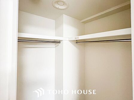 衣類だけでなく大きな荷物も収納でき、お部屋がすっきりします。