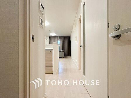 上質感漂う廊下。居住者の帰り、訪れる方を優しく迎える・安らぎに満ちた生活空間を予感させる。