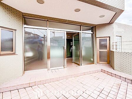 外と内をつなぐエントランスは、格調ある雰囲気を漂わせた上質な空間。