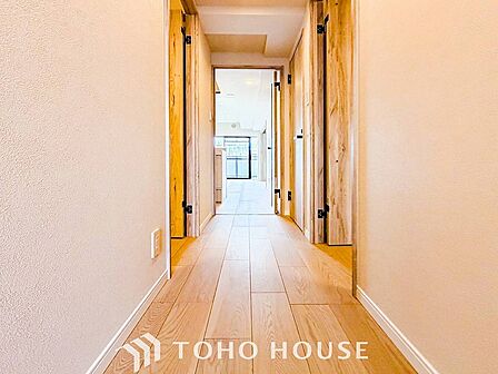 上質感漂う廊下。居住者の帰り、訪れる方を優しく迎える・安らぎに満ちた生活空間を予感させる。