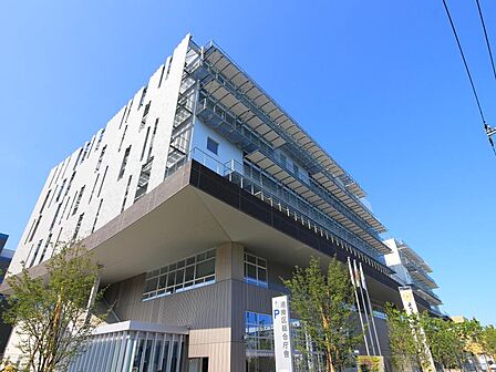 お引越し後の申請や手続きなど、ご利用されることも多い区役所。新庁舎に移転し災害に強い建物に。