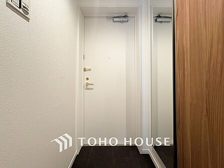 居住者の帰り、訪れる方を優しく迎えてくれる開放感のある玄関。