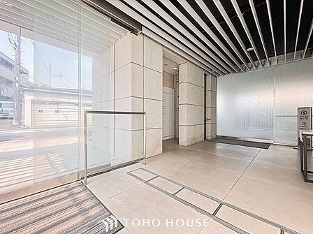 住まう誇らしさと安心感を演出する落ち着いた雰囲気のエントランス。