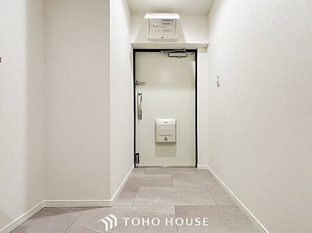 居住者の帰り、訪れる方を優しく迎えてくれる開放感のある玄関。