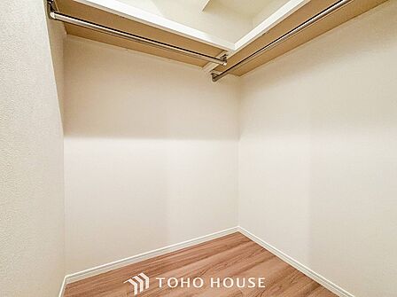 衣類だけでなく大きな荷物も収納でき、お部屋がすっきりします。