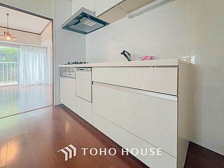 機能的で使い勝手のよさそうなキッチン。明るく清潔感があります。