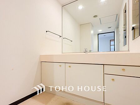 洗面台・洗面所十分な大きさの洗面台は、朝の慌ただしい時間でも余裕とゆとりを感じて頂けます。