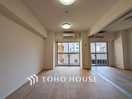 隣接するお部屋の扉を開放すればリビングと一体化してより広々した空間が生まれます。