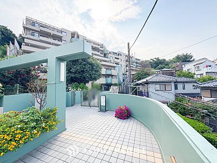 時代の流れに惑わされないシックなカラートーンで街並みに溶け込む外観。