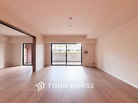 やわらかな陽射しがふりそそぎ、室内に開放感と爽快感をもたらします。