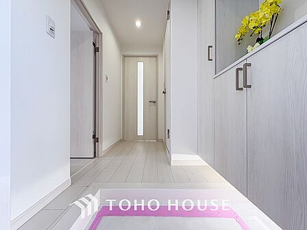 居住者の帰り、訪れる方を優しく迎えてくれる開放感のある玄関。