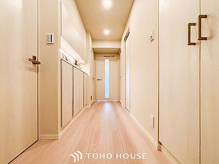 上質感漂う廊下。居住者の帰り、訪れる方を優しく迎える・安らぎに満ちた生活空間を予感させる。