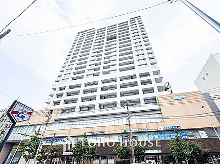住む人を映し出す洗練された佇まいは、いつまでも輝き続けながらいつしか街の風景に溶け込んでいきます。