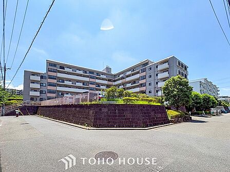 前面道路含む現地写真『快適』は「家」と「街」と「環境」が調和した時に訪れるだと改めて感じさせてくれます。