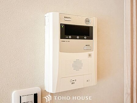 誰が来てもわかる様にモニター付きインターホンを設置。