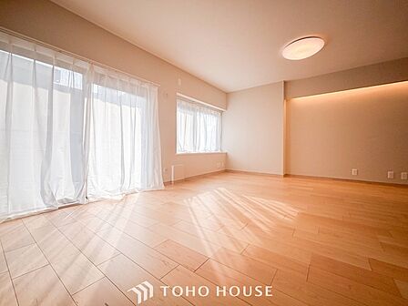 家族と過ごすひと時を溢れる光が優しく包み込むリビングダイニング。