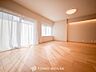 室内：家族と過ごすひと時を溢れる光が優しく包み込むリビングダイニング。