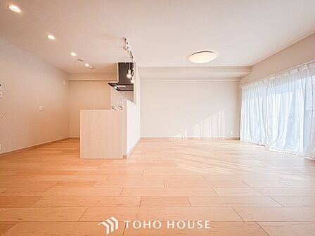 爽やかな色合いのフローリングと清潔感の溢れるクロスが明るい空間を創り出しているリビングダイニング。