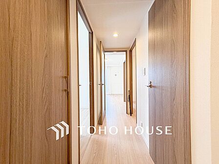 上質感漂う廊下。居住者の帰り、訪れる方を優しく迎える・安らぎに満ちた生活空間を予感させる。