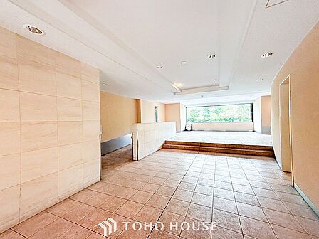 美しいエントランスは、優美な佇まいで、住むことに誇りを持てる空間です。