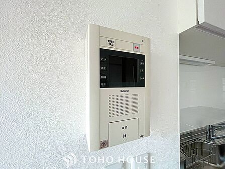 誰が来てもわかる様にモニター付きインターホンを設置。