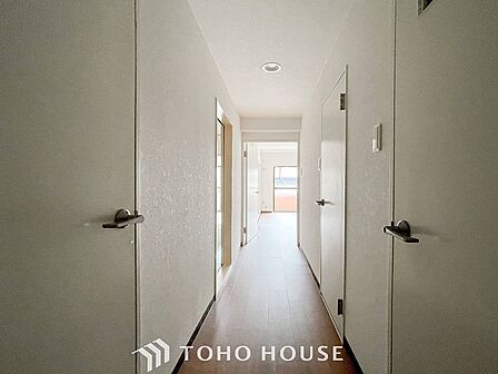上質感漂う廊下。居住者の帰り、訪れる方を優しく迎え安らぎに満ちた生活空間を予感させます。