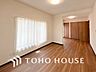 寝室：大きな窓からたっぷりと陽光が注がれる明るい空間。