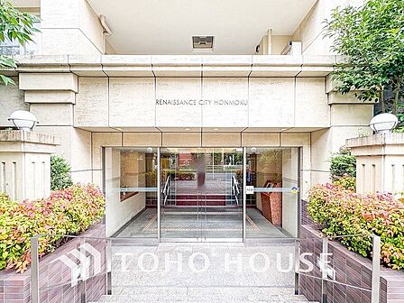 プライベート感が高まるシックな装いのエントランス。