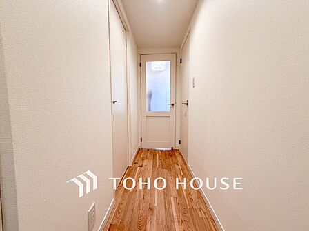 上質感漂う廊下。居住者の帰り、訪れる方を優しく迎え安らぎに満ちた生活空間を予感させます。