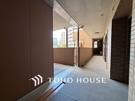 開放的で明るい共用廊下。清潔感があり行き届いた管理体制がうかがえます。