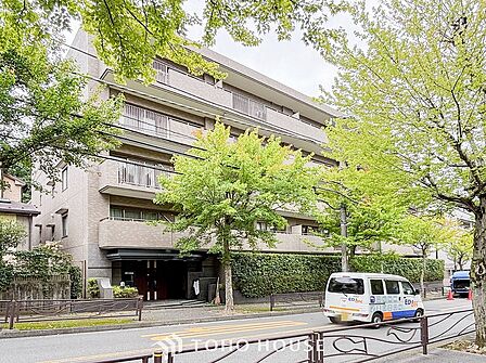 前面道路含む現地写真『快適』は「家」と「街」と「環境」が調和した時に訪れるだと改めて感じさせてくれます。