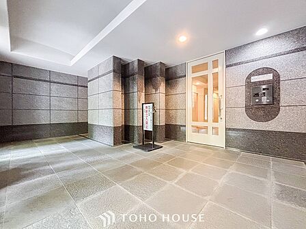 プライベート感が高まるシックな装いのエントランス。