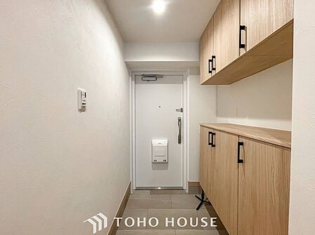 居住者の帰り、訪れる方を優しく迎えてくれる開放感のある玄関。