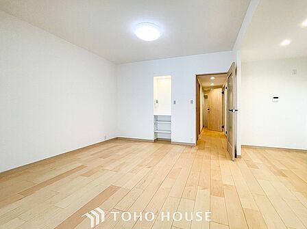 明るく開放的な空間が広がるLDK。室内には豊かな陽光が注ぎ込み、爽やかな住空間を演出。