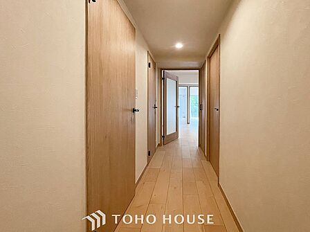 上質感漂う廊下。居住者の帰り、訪れる方を優しく迎える・安らぎに満ちた生活空間を予感させる。