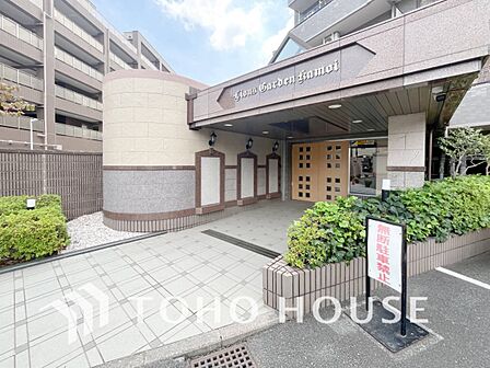 住まう誇らしさと安心感を演出する落ち着いた雰囲気のエントランス。