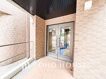 住む人や訪れる人やさしくエスコートする玄関アプローチ。