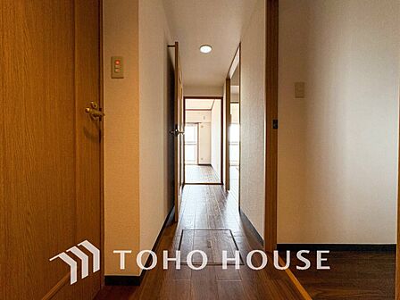 上質感漂う廊下。居住者の帰り、訪れる方を優しく迎え安らぎに満ちた生活空間を予感させます。