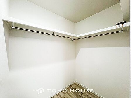 衣類だけでなく大きな荷物も収納でき、お部屋がすっきりします。