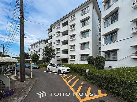 前面道路含む現地写真『快適』は「家」と「街」と「環境」が調和した時に訪れるだと改めて感じさせてくれます。