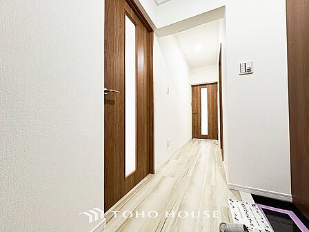 上質感漂う廊下。居住者の帰り、訪れる方を優しく迎え安らぎに満ちた生活空間を予感させます。
