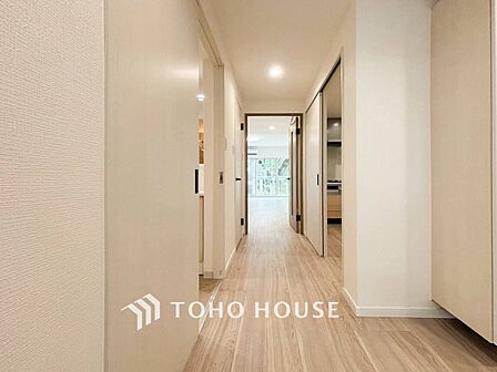 上質感漂う廊下。居住者の帰り、訪れる方を優しく迎える・安らぎに満ちた生活空間を予感させる。