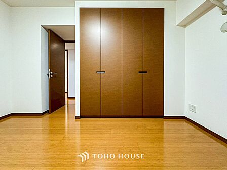 一日の疲れをいやしてくれる主寝室。自分時間を快適に過ごすプライベートルーム。
