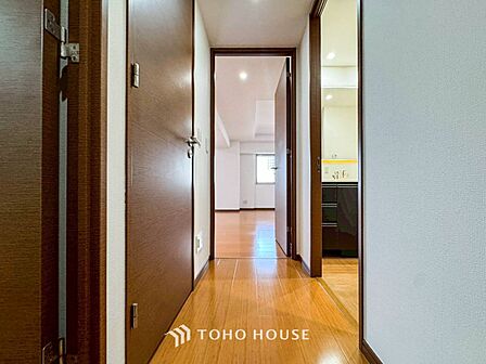 上質感漂う廊下。居住者の帰り、訪れる方を優しく迎え安らぎに満ちた生活空間を予感させます。
