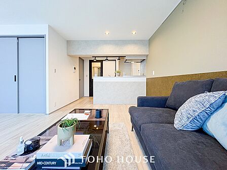 自然と家族が集う、開放感のある明るいダイニング。