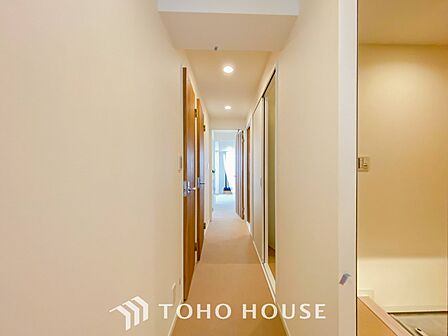 やわらかな陽射しがふりそそぎ、ゆったりした時間が流れる室内。
